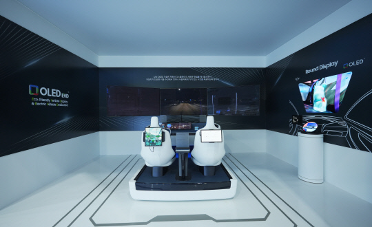 오는 18일까지 서울시 강남구 코엑스에서 열리는 K-디스플레이 2023 삼성디스플레이 부스 내 자동차 내부를 형상화한 '뉴 디지털 콕핏' 제품. 삼성디스플레이 제공